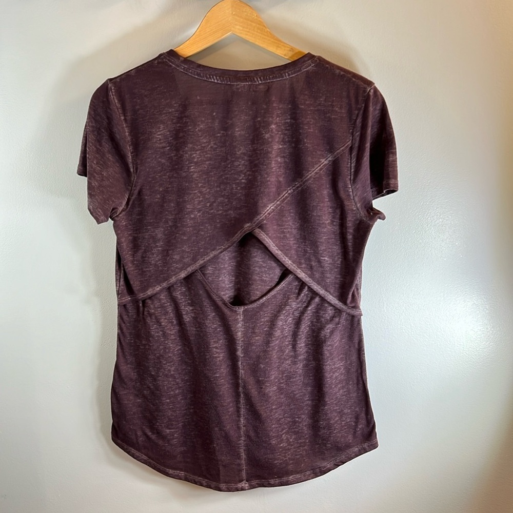 le verde Lightweight Open-back Lux T-Shirt Size Medium.